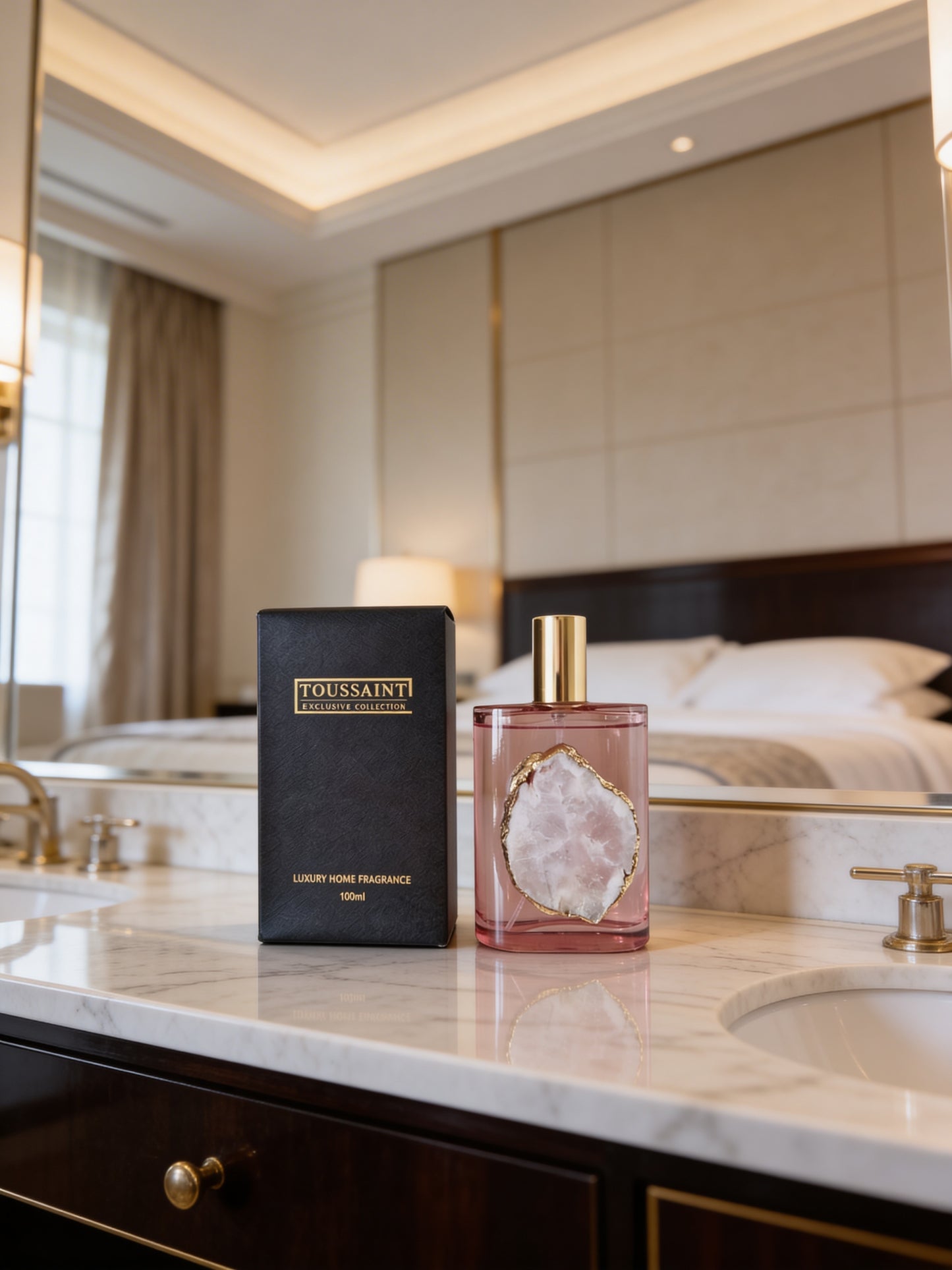 ✔︎ Verrijkt met echte bergkristal
✔︎ Langdurige geurbeleving&nbsp;
✔︎ Perfect als geschenk of luxe interieuraccessoire

Breng een zomerse, frisse en harmonieuze sfeer in huis met deze exclusieve interieurparfum. De Tresor in Love-geur combineert fruitige frisheid met een bloemig hart en zachte musk voor een luxe en uitnodigende ambiance.

De topnoten van peer en nectarine zorgen voor een frisse, levendige opening, gevolgd door een romantisch hart van roos en jasmijn. De zachte basis van white musk geeft een