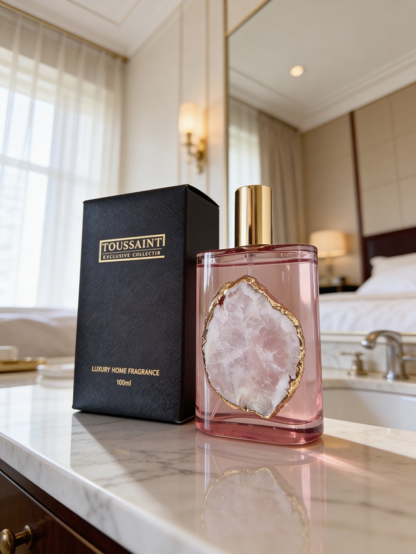 ✔︎ Verrijkt met echte bergkristal
✔︎ Langdurige geurbeleving&nbsp;
✔︎ Perfect als geschenk of luxe interieuraccessoire

Breng een zomerse, frisse en harmonieuze sfeer in huis met deze exclusieve interieurparfum. De Tresor in Love-geur combineert fruitige frisheid met een bloemig hart en zachte musk voor een luxe en uitnodigende ambiance.

De topnoten van peer en nectarine zorgen voor een frisse, levendige opening, gevolgd door een romantisch hart van roos en jasmijn. De zachte basis van white musk geeft een