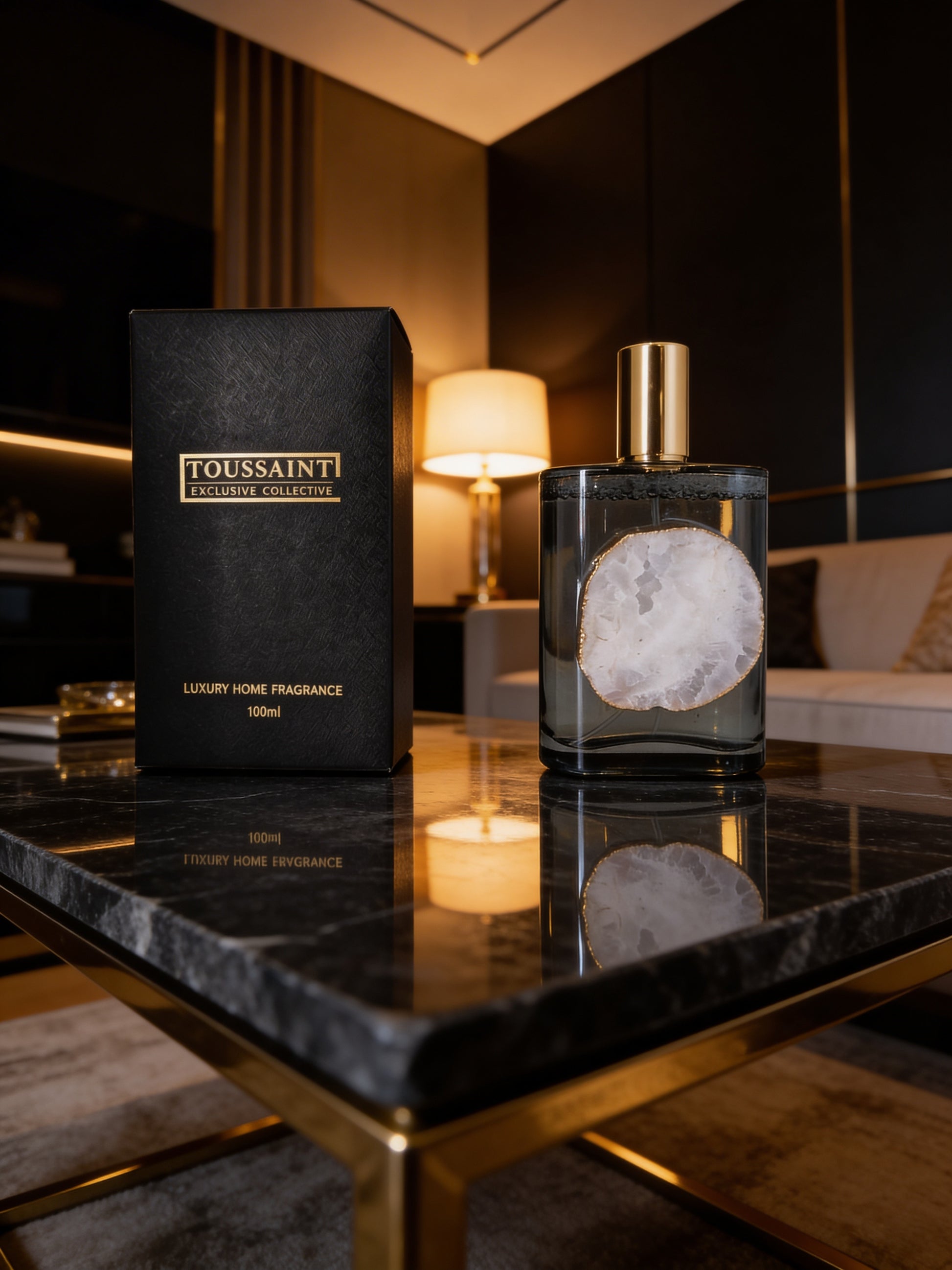  Verrijkt met echte bergkristal
✔︎ Langdurige geurbeleving&nbsp;
✔︎ Perfect als geschenk of luxe interieuraccessoire

Breng sereniteit en verfijning in huis met Toussaint Interieur Exclusieve Green Tea Parfum. Geniet van een lichte, frisse en harmonieuze geur die een gevoel van rust en innerlijke balans brengt. Deze exclusieve interieurparfum combineert frisse topnoten met een subtiel bloemig hart en een zachte, warme basis voor een tijdloze geurbeleving.

De sprankelende topnoten van groene thee en bergamo