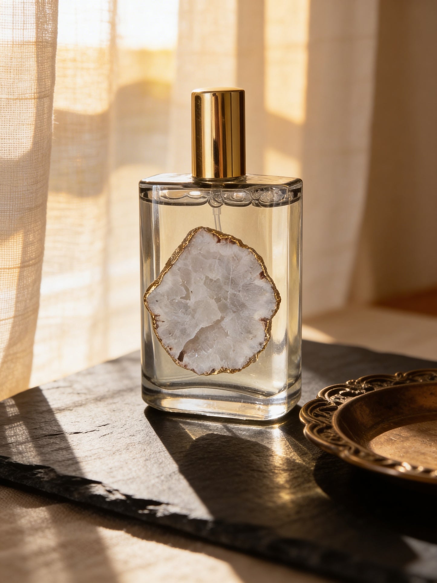 ✔︎ Verrijkt met echte bergkristal
✔︎ Langdurige geurbeleving&nbsp;
✔︎ Perfect als geschenk of luxe interieuraccessoire

Verwen je zintuigen met Toussaint Interieur Exclusieve Grey Fresh Parfum en
Breng een frisse, harmonieuze en energiegevende sfeer in huis. Grey Fresh combineert fruitige topnoten met een bloemig hart en een warme basis, waardoor een luxe en rustgevende ambiance ontstaat.

De sprankelende topnoten van ananas en groene appel geven een energieke en frisse opening. Het zachte hart van lelie, p