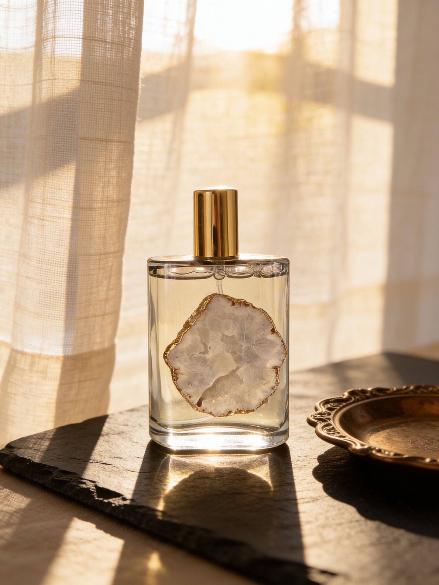 ✔︎ Verrijkt met echte bergkristal
✔︎ Langdurige geurbeleving&nbsp;
✔︎ Perfect als geschenk of luxe interieuraccessoire

Verwen je zintuigen met Toussaint Interieur Exclusieve Grey Fresh Parfum en
Breng een frisse, harmonieuze en energiegevende sfeer in huis. Grey Fresh combineert fruitige topnoten met een bloemig hart en een warme basis, waardoor een luxe en rustgevende ambiance ontstaat.

De sprankelende topnoten van ananas en groene appel geven een energieke en frisse opening. Het zachte hart van lelie, p