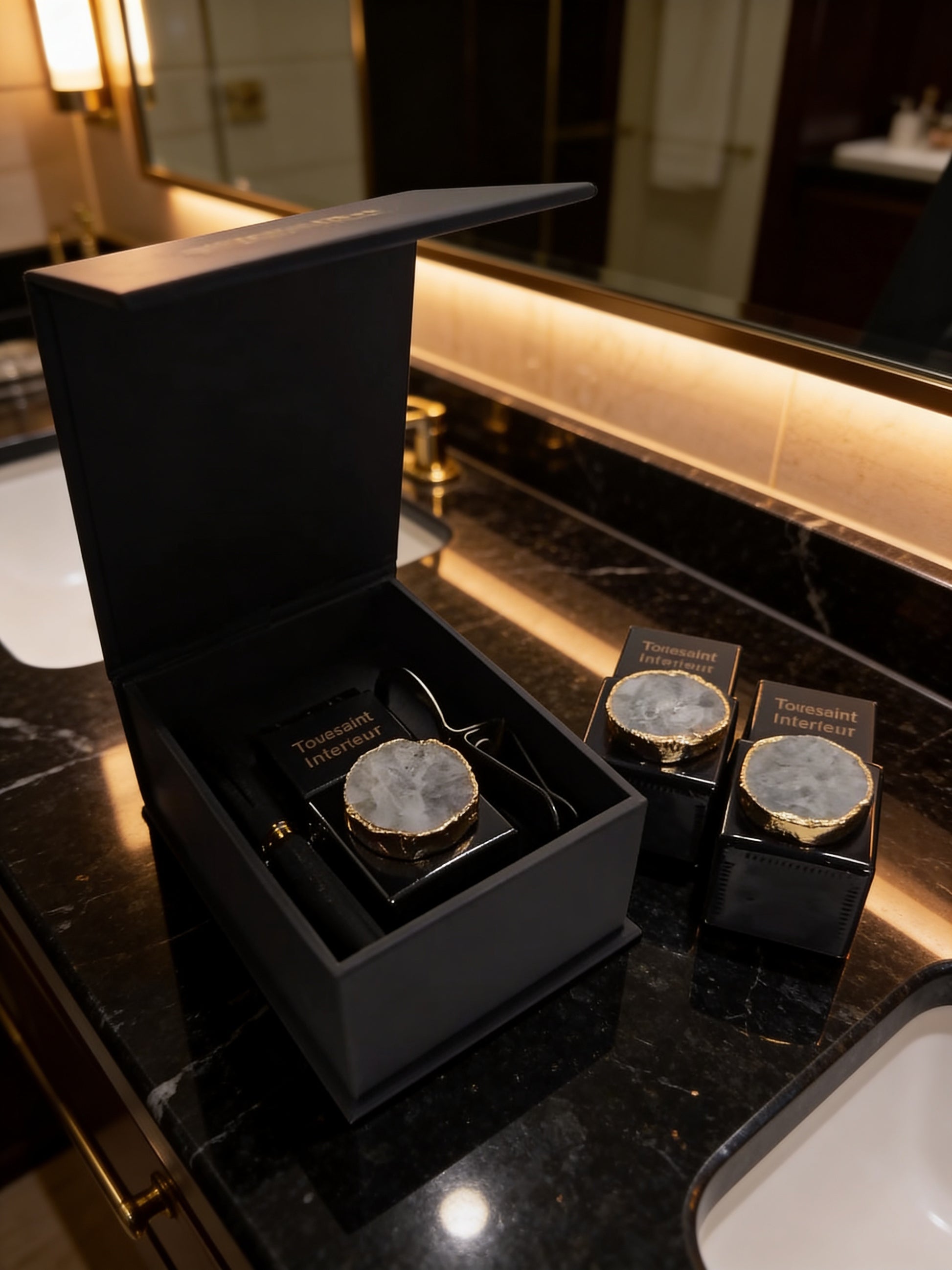 ✓ Warme ambergeur met een luxe, verfijnde uitstraling
✓ Verrijkt met echt bergkristal voor een unieke touch
✓ Geleverd in een stijlvolle geschenkverpakking
✓ Altijd een heerlijke geurbeleving onderweg

Ervaar altijd een verfijnde geur, waar je ook naartoe rijdt. Met de exclusieve autoparfum van Toussaint Interieur geniet je continu van de warme, elegante geur van amber.&nbsp;Het stijlvolle design met natuurlijk bergkristal maakt dit niet alleen een geuraccessoire, maar een echte eyecatcher in je auto-interi