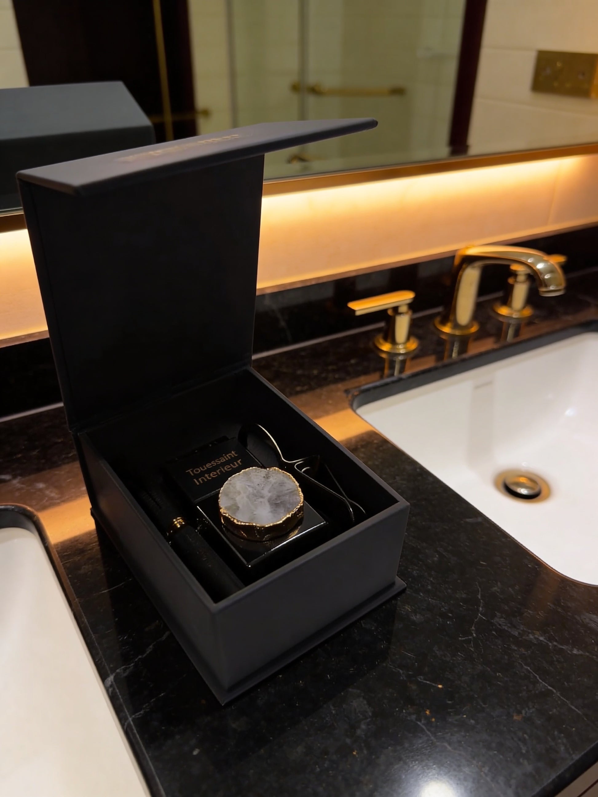 ✓ Warme ambergeur met een luxe, verfijnde uitstraling
✓ Verrijkt met echt bergkristal voor een unieke touch
✓ Geleverd in een stijlvolle geschenkverpakking
✓ Altijd een heerlijke geurbeleving onderweg

Ervaar altijd een verfijnde geur, waar je ook naartoe rijdt. Met de exclusieve autoparfum van Toussaint Interieur geniet je continu van de warme, elegante geur van amber.&nbsp;Het stijlvolle design met natuurlijk bergkristal maakt dit niet alleen een geuraccessoire, maar een echte eyecatcher in je auto-interi