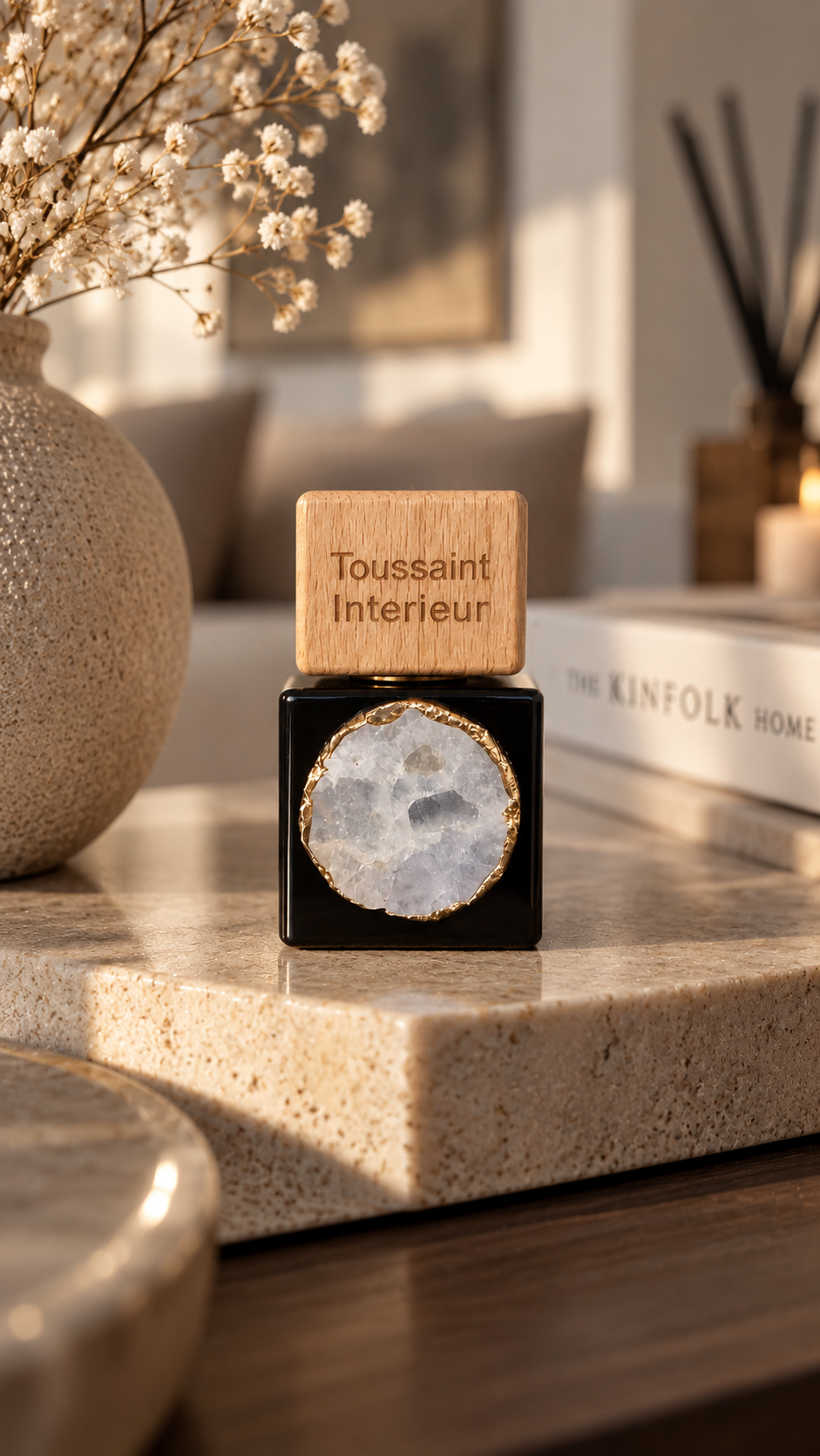 ✓ Verleidelijke jasmijn-vanille geur met een zachte, luxe uitstraling
✓ Verrijkt met echt bergkristal voor een unieke touch
✓ Geleverd in een stijlvolle geschenkverpakking
✓ Altijd een heerlijke geurbeleving onderweg

Ervaar altijd een verfijnde geur, waar je ook naartoe rijdt. Met de exclusieve autoparfum van Toussaint Interieur geniet je continu van de zachte, elegante combinatie van jasmijn en vanille.&nbsp;Het stijlvolle design met natuurlijk bergkristal maakt dit niet alleen een geuraccessoire, maar ee