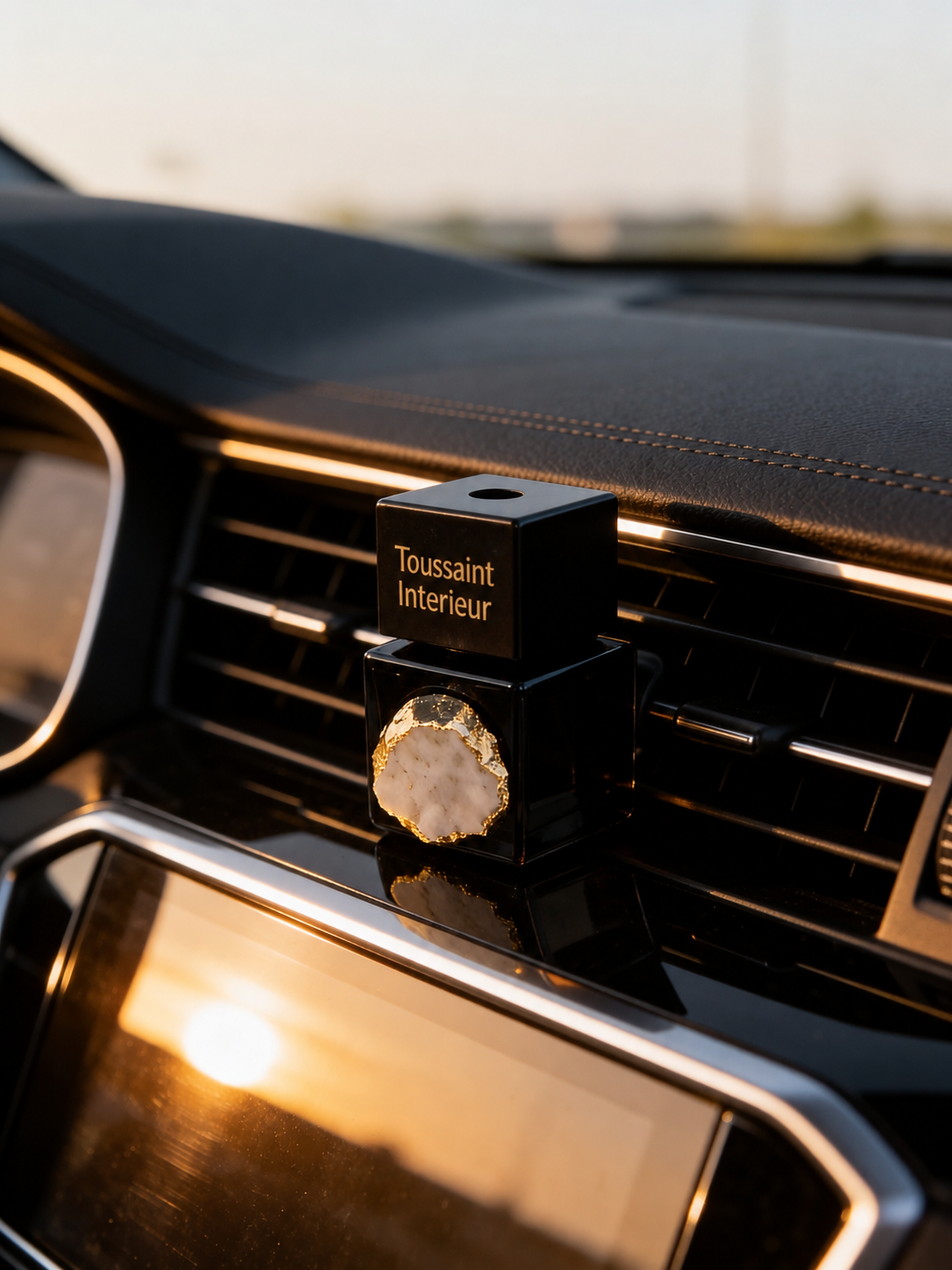 ✓ Warme ambergeur met een luxe, verfijnde uitstraling
✓ Verrijkt met echt bergkristal voor een unieke touch
✓ Geleverd in een stijlvolle geschenkverpakking
✓ Altijd een heerlijke geurbeleving onderweg

Ervaar altijd een verfijnde geur, waar je ook naartoe rijdt. Met de exclusieve autoparfum van Toussaint Interieur geniet je continu van de warme, elegante geur van amber.&nbsp;Het stijlvolle design met natuurlijk bergkristal maakt dit niet alleen een geuraccessoire, maar een echte eyecatcher in je auto-interi
