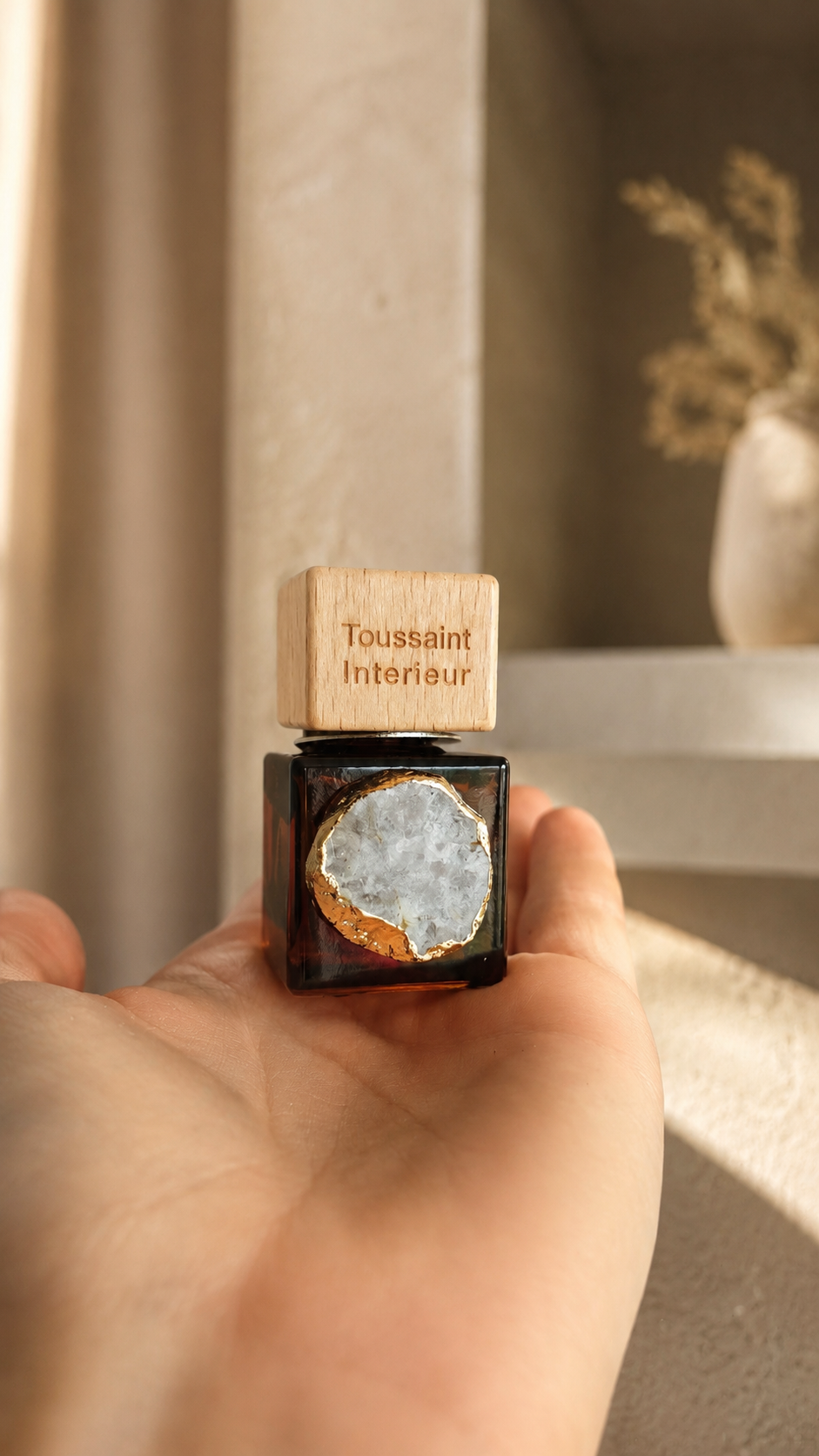 ✓ Warme ambergeur met een luxe, verfijnde uitstraling
✓ Verrijkt met echt bergkristal voor een unieke touch
✓ Geleverd in een stijlvolle geschenkverpakking
✓ Altijd een heerlijke geurbeleving onderweg

Ervaar altijd een verfijnde geur, waar je ook naartoe rijdt. Met de exclusieve autoparfum van Toussaint Interieur geniet je continu van de warme, elegante geur van amber.&nbsp;Het stijlvolle design met natuurlijk bergkristal maakt dit niet alleen een geuraccessoire, maar een echte eyecatcher in je auto-interi