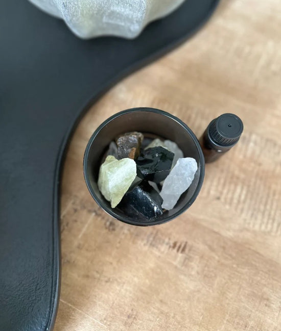 luxe Geurstokjes met bergkristal \ Luxe edelsteen geurstokjes. 
Verrijk je woning met de betoverende geuren van Toussaint Interieur en breng een vleugje luxe, harmonie en verfijning in je interieur. Onze luxe geurstokjes met bergkristal bieden een unieke geurervaring en zorgen voor een positieve energie en een rustgevende sfeer in huis. De geurstokjes worden geleverd in een luxe geschenkverpakking, ideaal om jezelf te verwennen of als stijlvol cadeau.