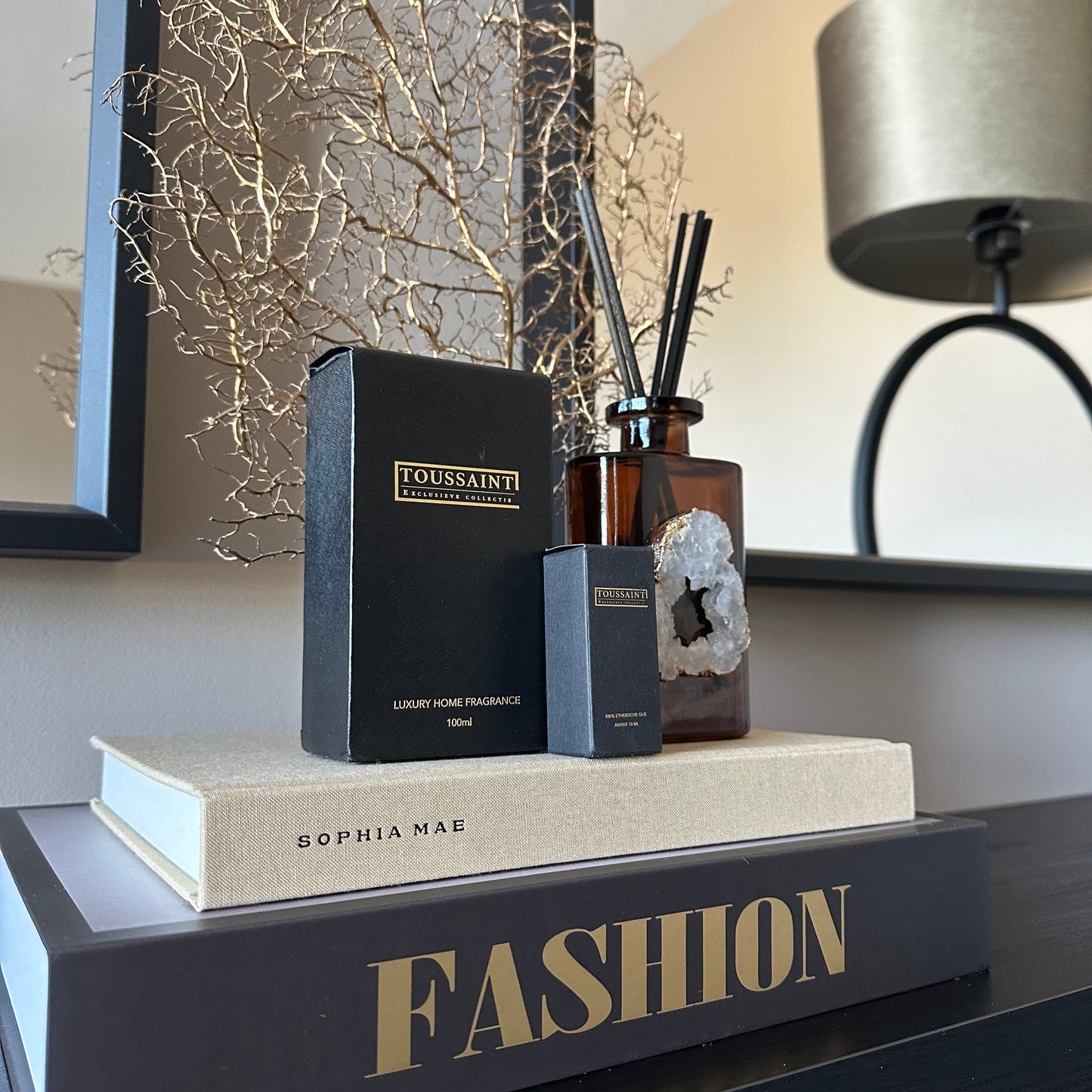 Breng luxe en harmonie in je huis met de exclusieve geurstokjes van Toussaint Interieur, verrijkt met de magische kracht van bergkristal. Deze luxe geurverspreiders zijn perfect voor wie houdt van natuurlijke interieurgeuren.&nbsp;

Elk product bevat een&nbsp;met de hand geslepen bergkristal, dat niet alleen een prachtige eyecatcher is, maar ook een bron van positieve energie en balans voor je interieur. De geur van Amber staat bekend om zijn warme en verfijnde aroma, ideaal voor het creëren van een gezelli