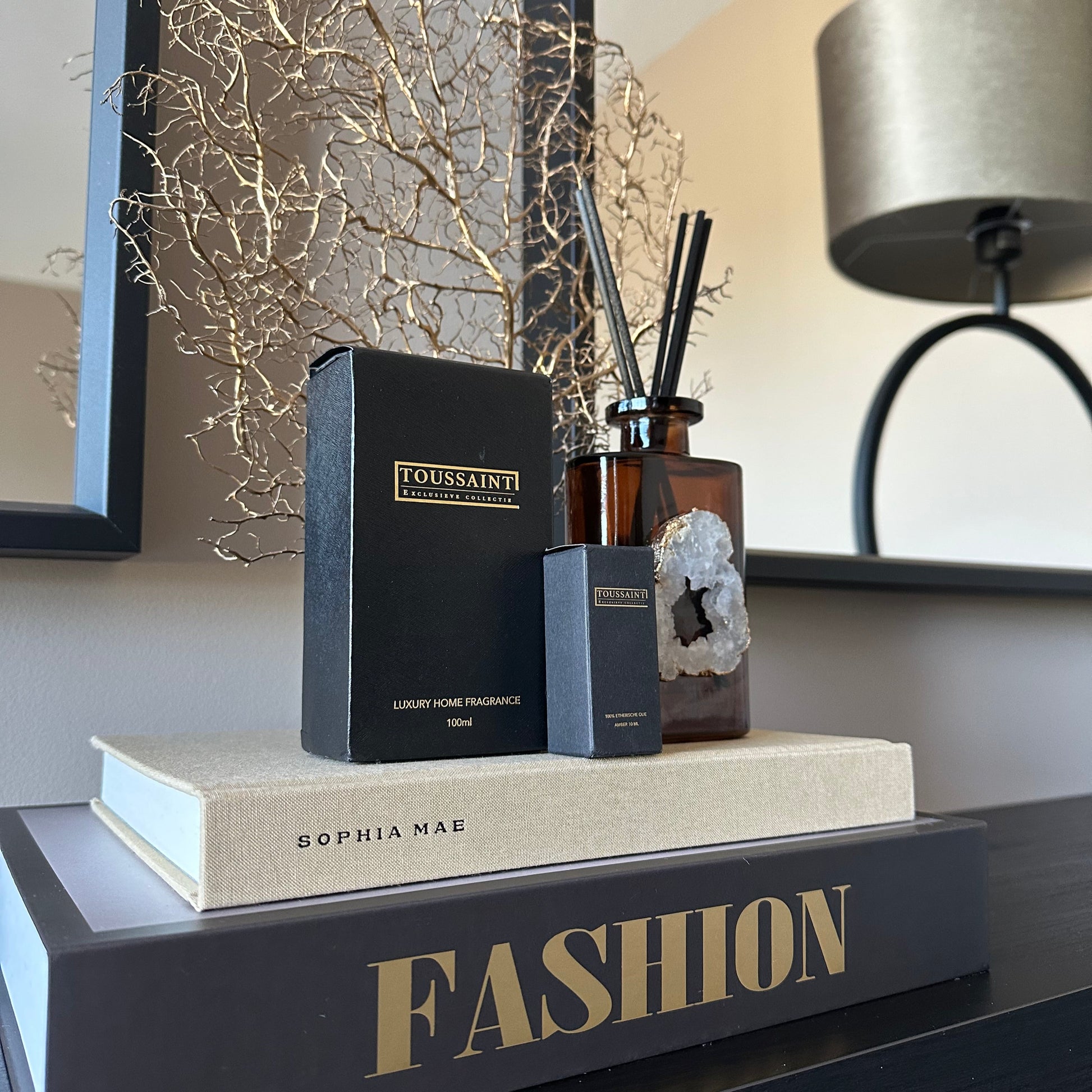 Breng luxe en harmonie in je huis met de exclusieve geurstokjes van Toussaint Interieur, verrijkt met de magische kracht van bergkristal. Deze luxe geurverspreiders zijn perfect voor wie houdt van natuurlijke interieurgeuren.&nbsp;

Elk product bevat een&nbsp;met de hand geslepen bergkristal, dat niet alleen een prachtige eyecatcher is, maar ook een bron van positieve energie en balans voor je interieur. De geur van Amber staat bekend om zijn warme en verfijnde aroma, ideaal voor het creëren van een gezelli