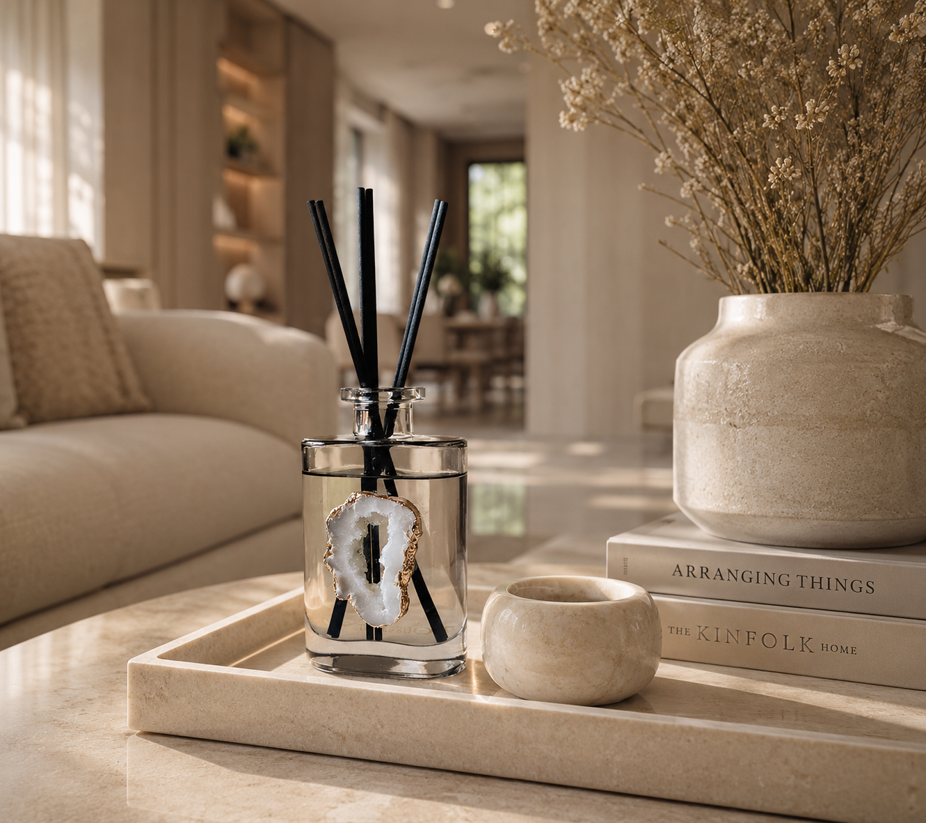✓ Tot 6 maanden geur
✓ Navulbaar &amp; duurzame keuze
✓ Echte bergkristal (exclusief design)
✓ Luxe cadeauverpakking

Breng frisheid en harmonie in je interieur met de exclusieve Grey Fresh geurstokjes van Toussaint Interieur. Deze luxe geurverspreider met bergkristal zorgt voor een elegante en langdurige interieurgeur in huis. De Grey Fresh geur is fris, licht bloemig en kalmerend. De combinatie van fruitige tonen met zachte bloemen zorgt voor een verfrissende en rustgevende sfeer, terwijl het handgeslepen