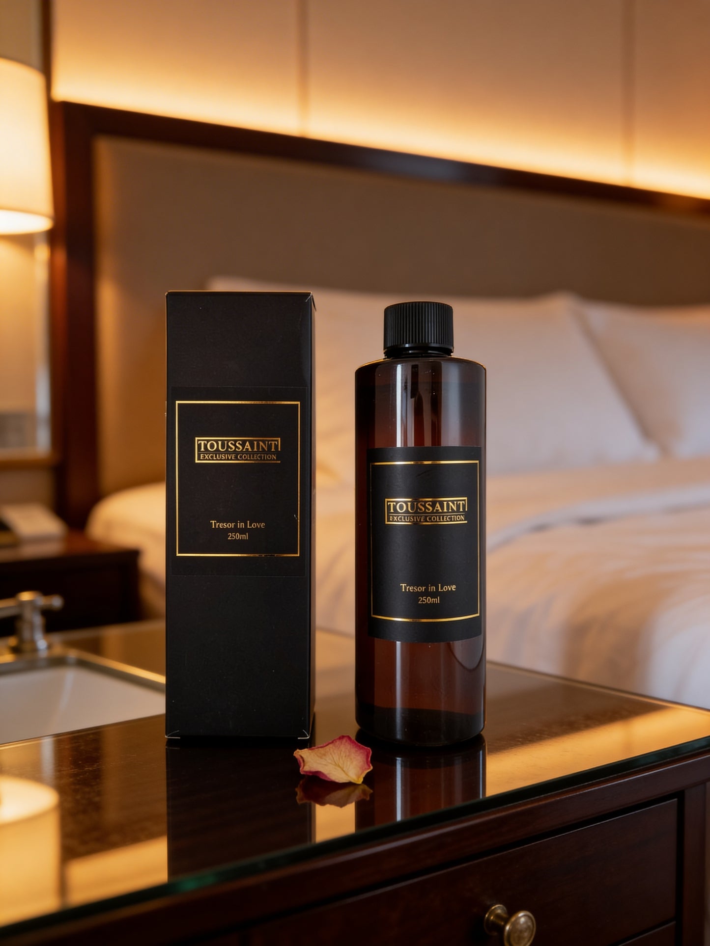 ✅&nbsp;Duurzame keuze – Luxe&nbsp;geurstokjes navulling&nbsp;Tresor in Love (250 ml)

Geniet langer van jouw favoriete Toussaint Interieur geurstokjes met deze geurstokjes navulling van 250 ml. Ideaal voor het bijvullen van je geurverspreider met bergkristal en het creëren van een luxe interieurgeur. De navulling wordt geleverd met nieuwe geurstokjes voor een optimale geurverspreiding.

Tresor in Love is een zachte, zoete en elegante geur met bloemige en fruitige tonen. Deze luxe huisgeur zorgt voor een war