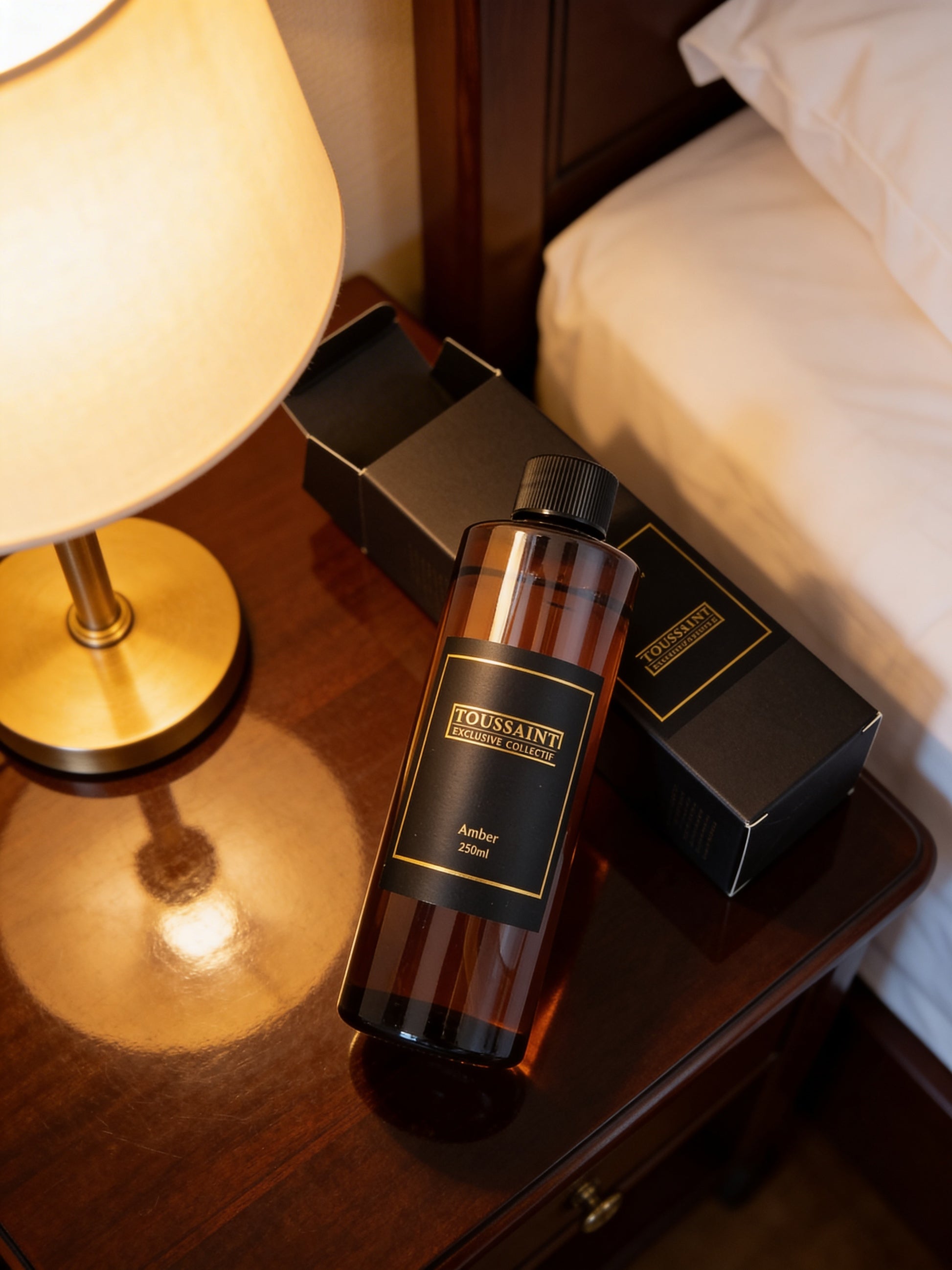 ✅&nbsp;Duurzame keuze&nbsp;– Luxe&nbsp;geurstokjes navulling Amber

Met deze 250 ml navulling geurstokjes geniet je langer van jouw favoriete Toussaint Interieur geurverspreider. De navulling wordt geleverd met nieuwe geurstokjes voor een optimale geurverspreiding.

De Amber geur is warm, luxe en ontspannend. Deze interieurgeur zorgt voor een rustige, warme sfeer in huis en geeft een gevoel van comfort en balans. Hoe meer geurstokjes je gebruikt, hoe sterker de geur zich verspreidt.

Geurnoten
Bergamot • Ja
