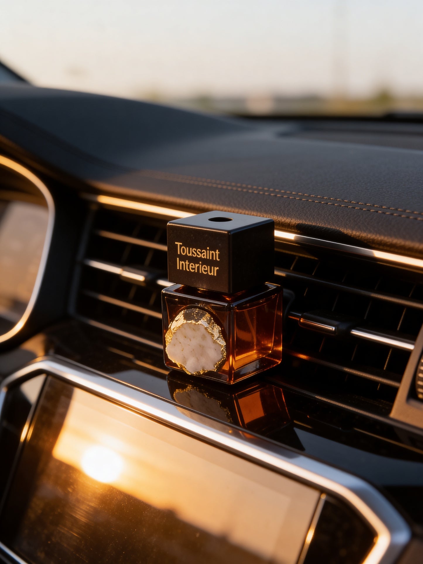✓ Warme ambergeur met een luxe, verfijnde uitstraling
✓ Verrijkt met echt bergkristal voor een unieke touch
✓ Geleverd in een stijlvolle geschenkverpakking
✓ Altijd een heerlijke geurbeleving onderweg

Ervaar altijd een verfijnde geur, waar je ook naartoe rijdt. Met de exclusieve autoparfum van Toussaint Interieur geniet je continu van de warme, elegante geur van amber.&nbsp;Het stijlvolle design met natuurlijk bergkristal maakt dit niet alleen een geuraccessoire, maar een echte eyecatcher in je auto-interi